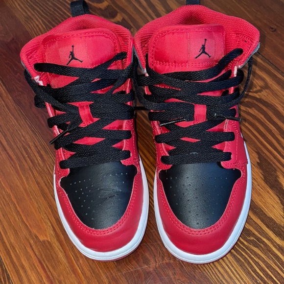 AIR JORDAN 1 MID GS - Picture 2 of 5